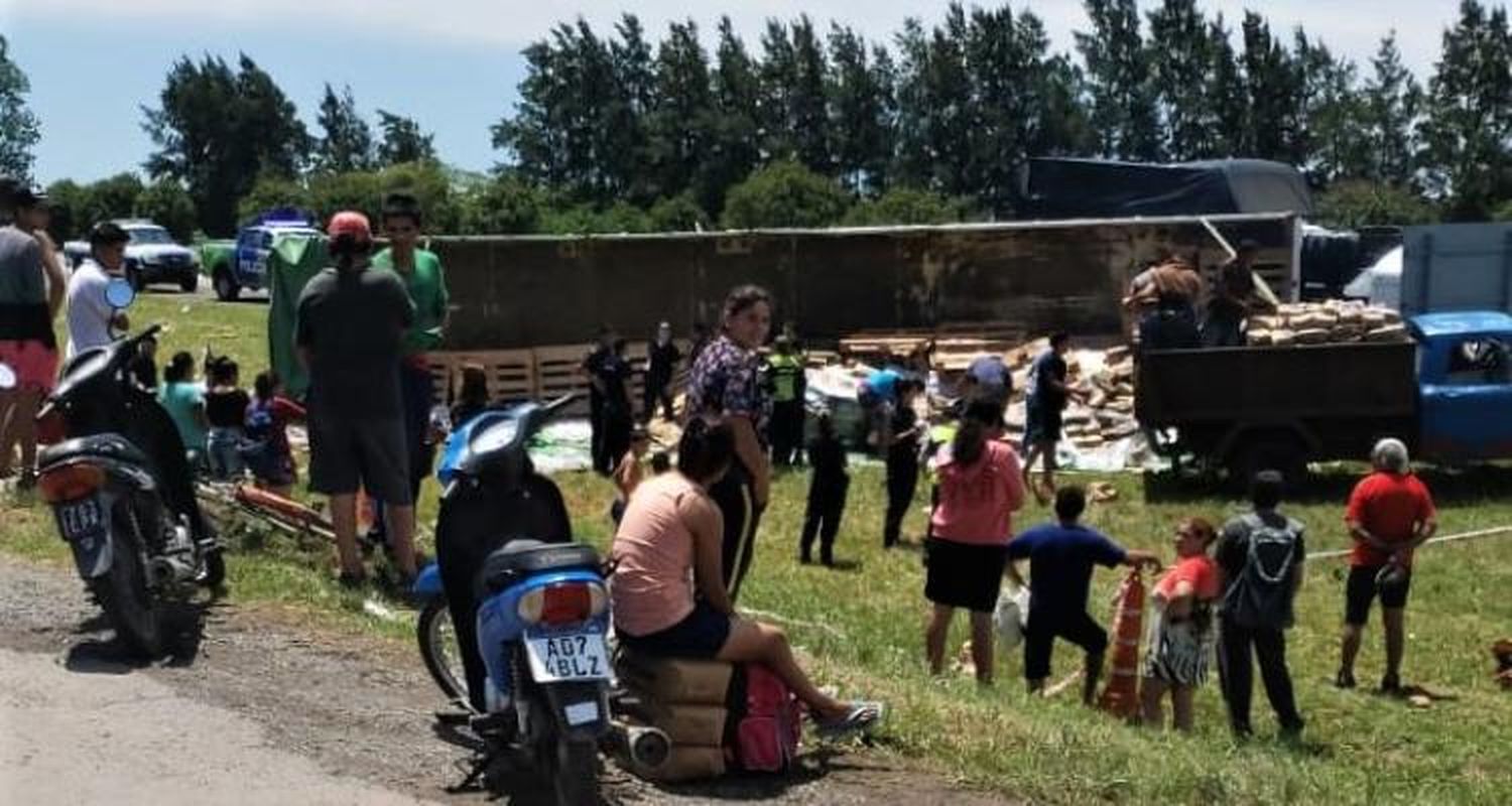 Volcó un camión con azúcar en ruta 9 y saquearon la carga