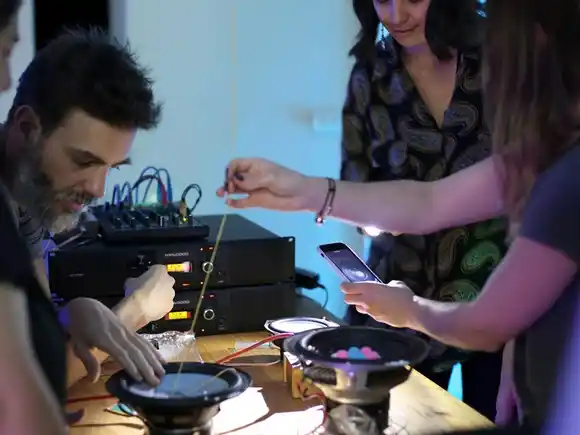 Arte sonoro inclusivo: un espacio para explorar vibraciones y sentidos