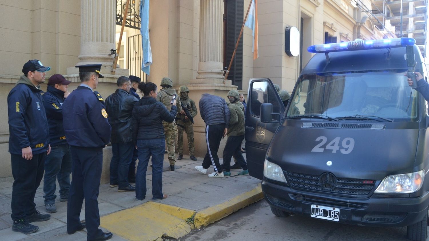 Con un importante operativo de seguridad, se trasladó a los detenidos a Gualeguay desde Paraná.