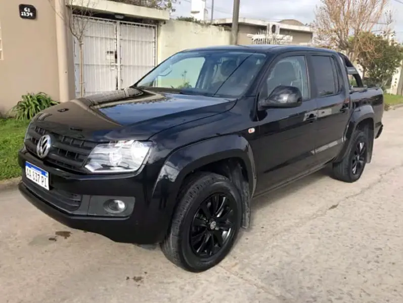 Robaron una camioneta del frente de una casa y dinero a una familia