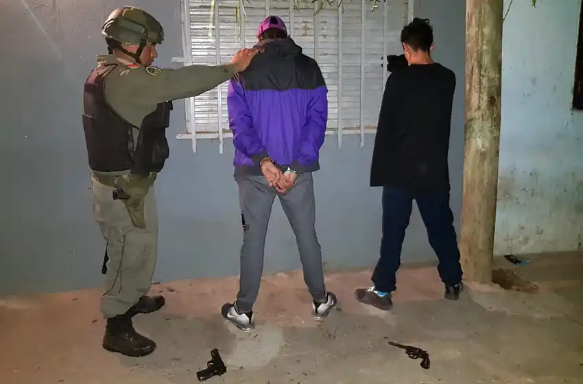 Desbarataron a una banda extorsiva e incautaron drogas y armas