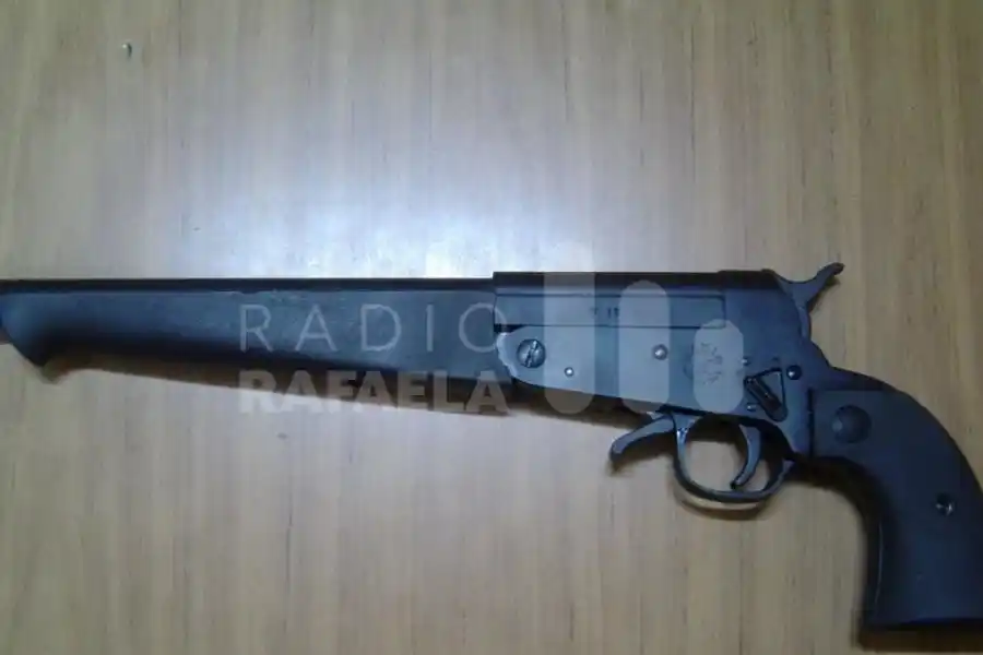 Escuchó ruidos en el patio, se levantó y encontró un arma de fuego