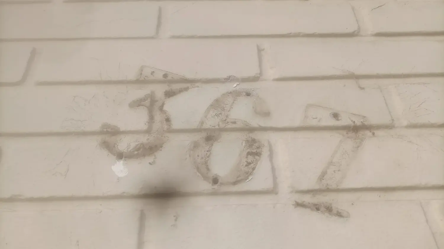 Insólito: se robaron los números de bronce de una vivienda en el barrio 9 de Julio