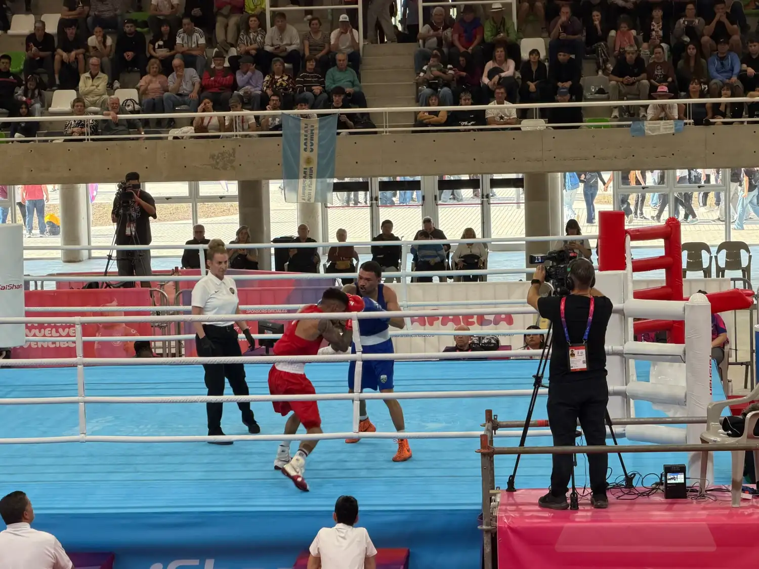 Maximiliano Pullaro visitó el Invencible Rafaela durante las semifinales de boxeo y destacó el impacto de los Juegos Suramericanos Santa Fe 2026. - 3