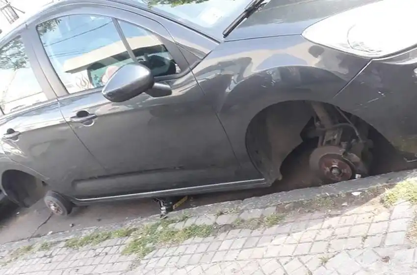 Otra vez los roba ruedas: se llevaron las 4 cubiertas de un auto estacionado en Pichincha