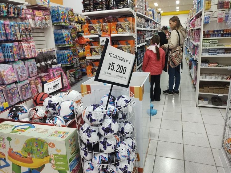 Los precios de los juguetes se mantienen estables, pero las ventas aún no repuntan: Cuánto sale hacer un regalo