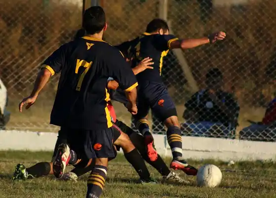 A las trompadas: Juventud Urdinarrain empataba cuando el partido fue suspendido