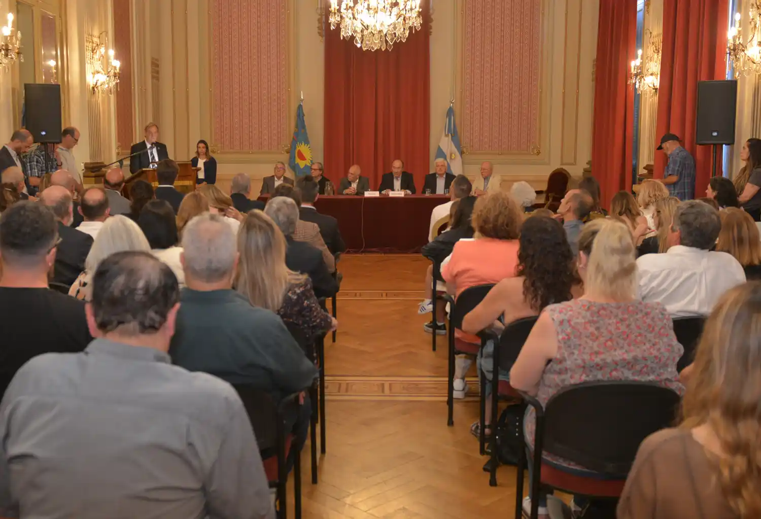 La ceremonia estuvo encabezada por los concejales que asumieron el 10 de diciembre de 1983.
