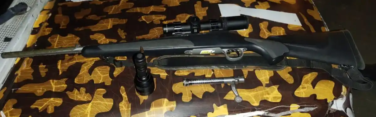 El arma de fuego larga, tipo fusil calibre 308, con mira telescópica, que fue secuestrada.