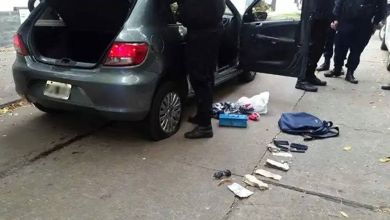 Robaron un auto, un súper y fueron detenidos tras una persecución