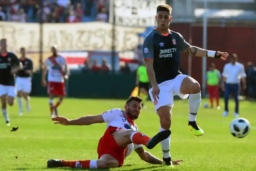 Estudiantes solo pudo festejar en los penales