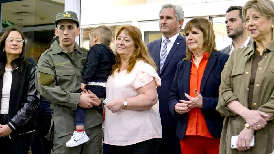 Nahuel Gallo llegó a la Argentina y fue recibido por su esposa e hijo