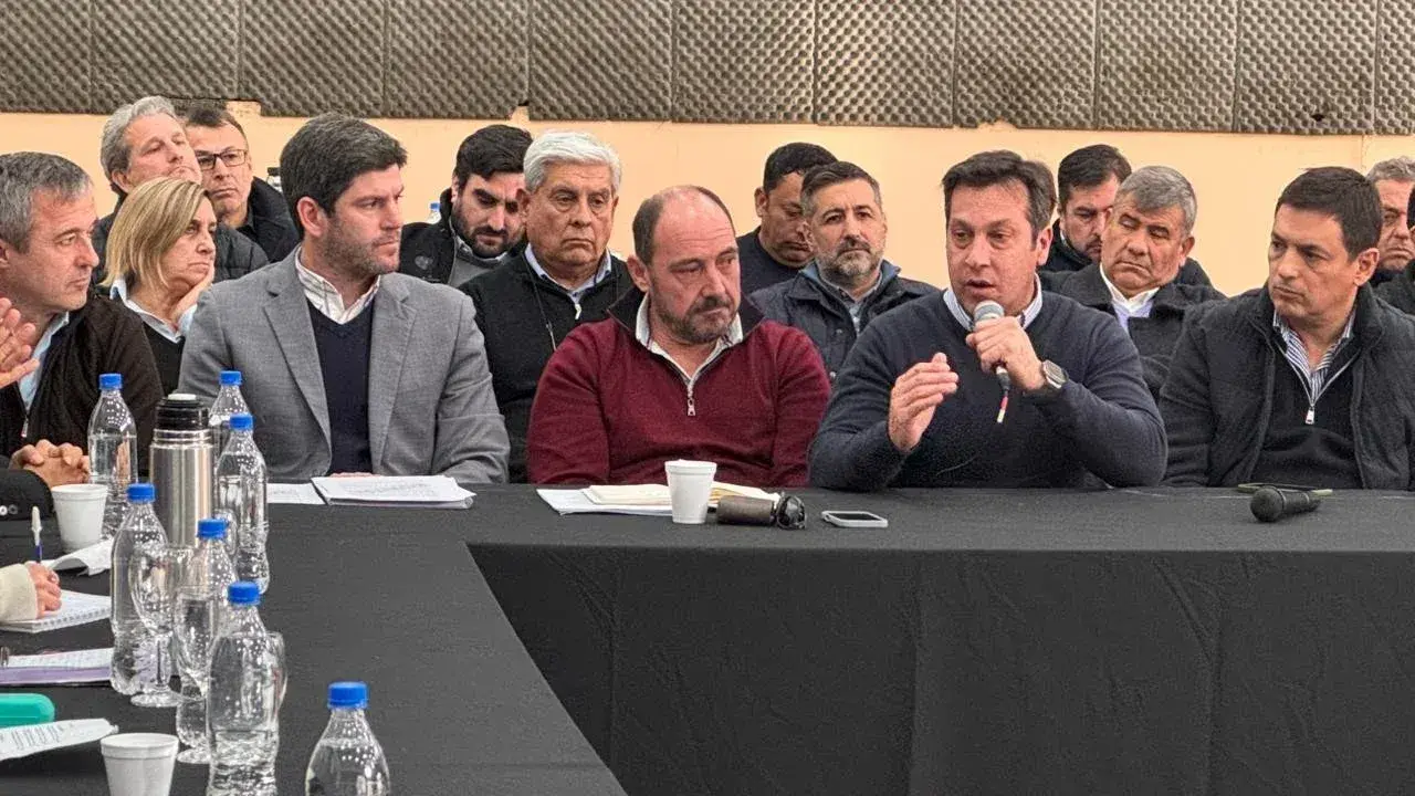 Rojas junto a intendentes de otras localidades