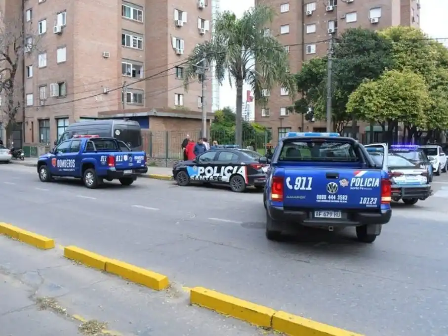 policías en el edificio donde murieron 3 personas por inhalación de monóxido