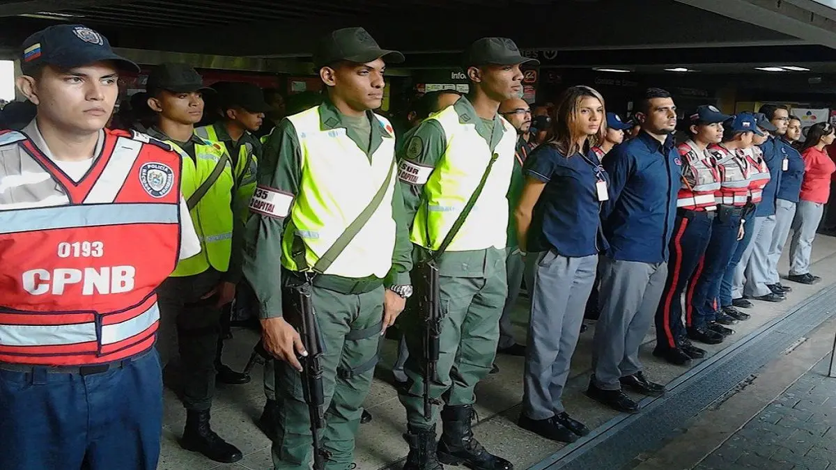 ¿Y LA AUTORIDAD DE LOS GNB? Buhoneros agreden a guardias dentro del Metro de Caracas (+VIDEO)