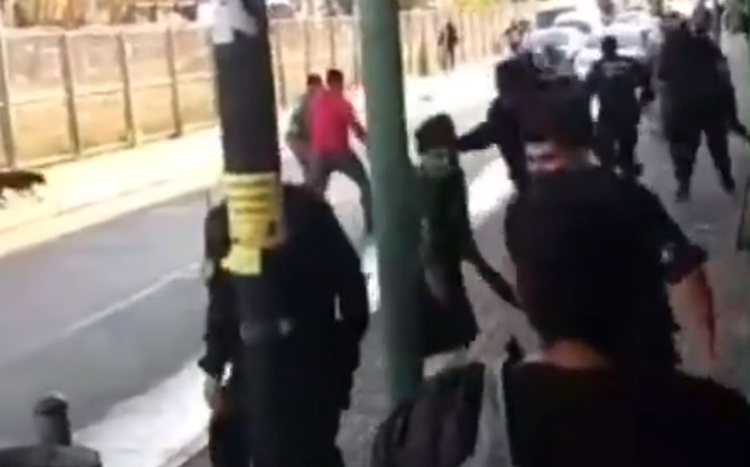 Policía mató a un joven que intentó apuñalarlo: todo quedó filmado
