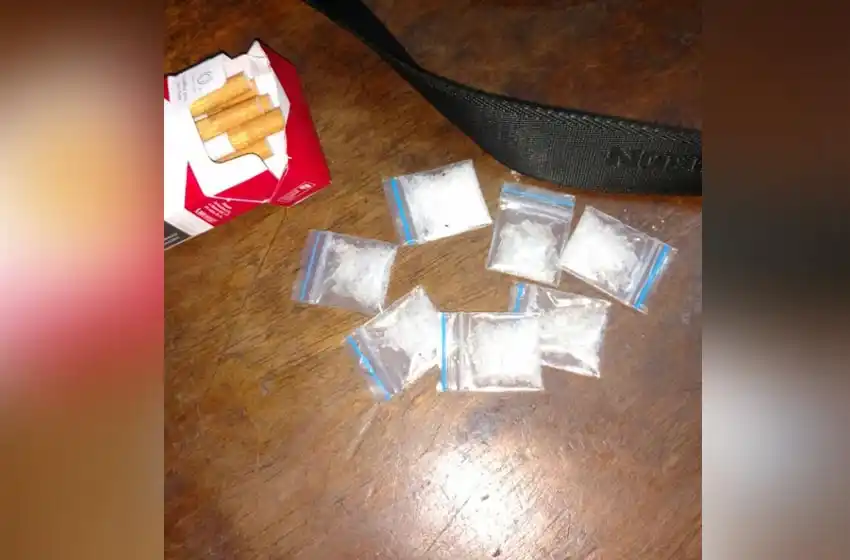 Caen dos chinos con cristales de cocaína, dólares y pesos