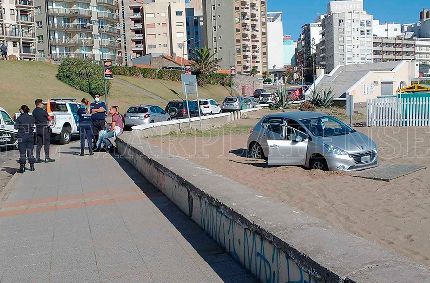 Playa de estacionamiento: se metió a Alfonsina con el auto y quedó encajado