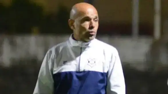 “Tato” Río, al frente de un Gimnasia que “intenta juntarse a través del pase”