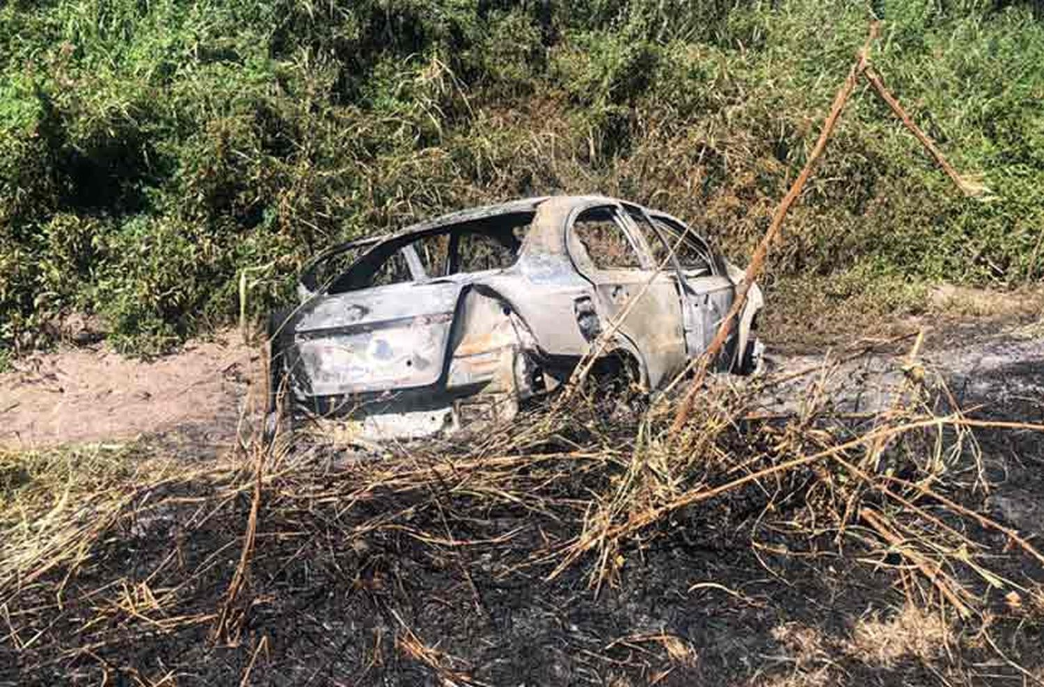 Hallaron un cuerpo calcinado en un camino rural cercano a Rosario