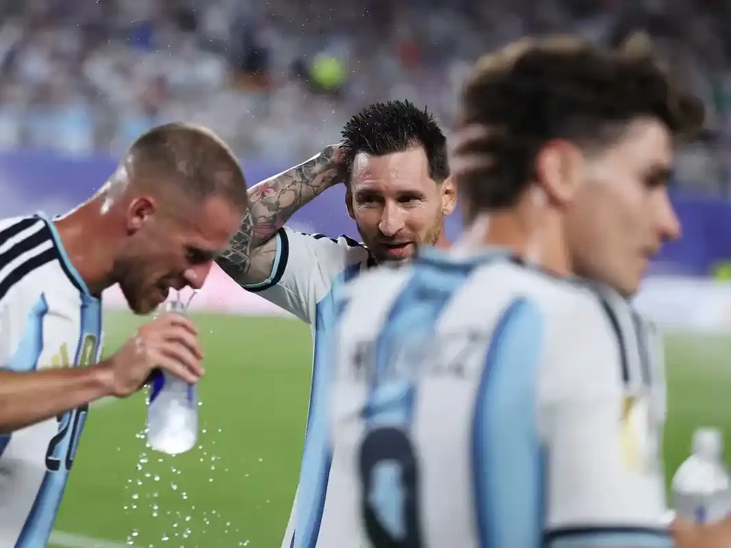 Más allá del fin comercial que parece tener la pausa de hidratación, la situación pone de relevancia la importancia de tomar agua.