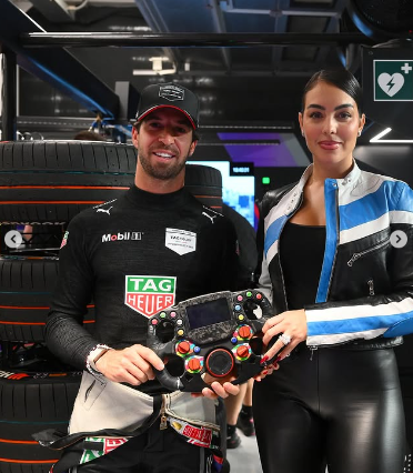 El look tiene mucho cuero y la influencer lo utilizó para el exclusivo evento