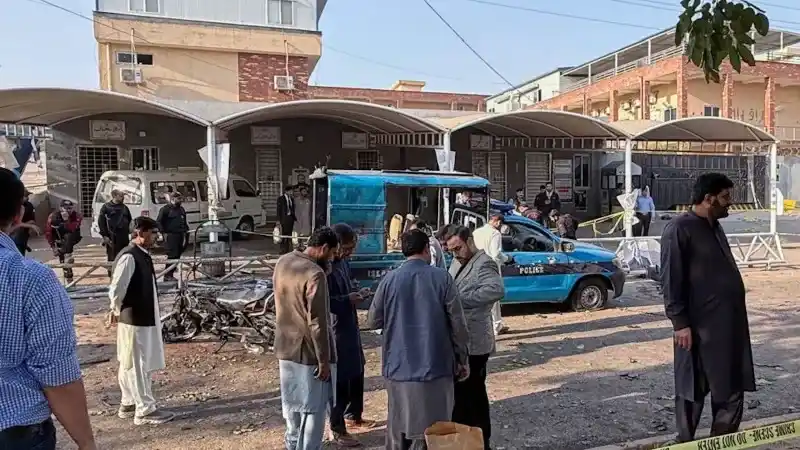 Agentes de seguridad examinan un vehículo dañado en el lugar del atentado suicida con bomba perpetrado frente a las puertas de un tribunal de distrito en Islamabad, Pakistán, el martes 11 de noviembre de 2025. (Foto AP/Mohammad Yousuf)
