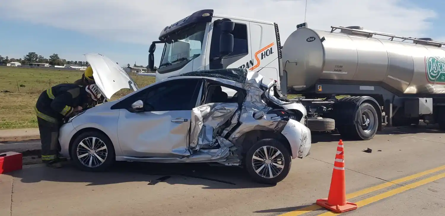 Choque entre un auto y un camión cisterna en RP1: cuatro personas fueron hospitalizadas