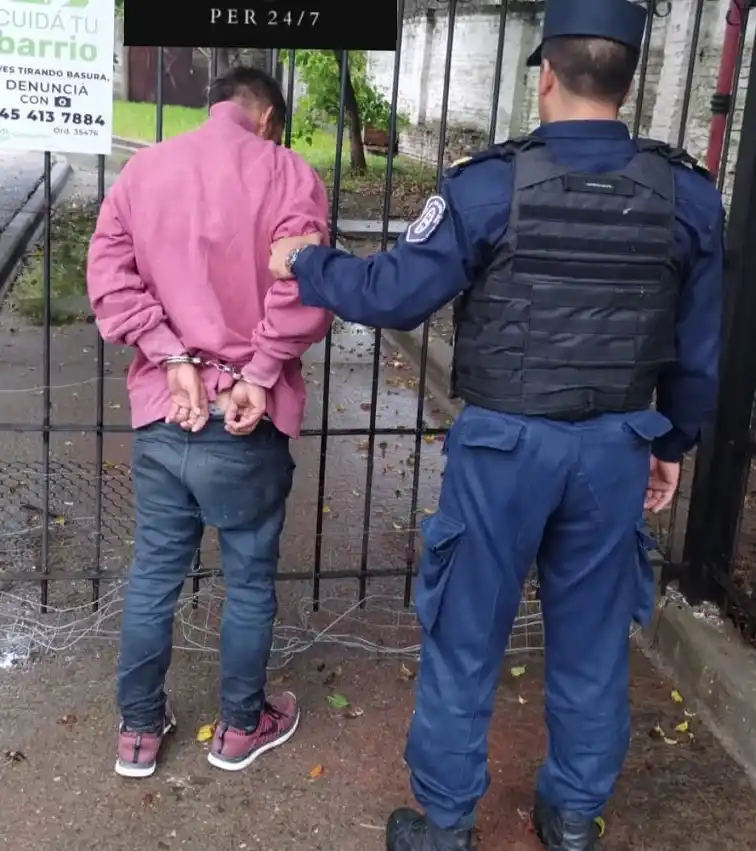 Detuvieron a un joven cuando saltaba un muro con un monitor en su poder