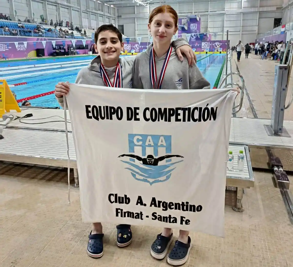 Valentino Mujica y Luna Corba, los prometedores nadadores de Firmat. Foto: Gentileza