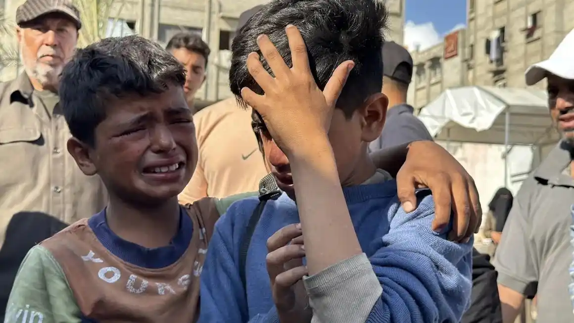 Familiares de palestinos que perdieron la vida después de que las fuerzas israelíes abrieran fuego contra una multitud reunida en un punto de distribución de ayuda en Khan Younis, Gaza, el martes 3 de junio de 2025. Abdallah F. S. Alattar/Anadolu/Getty Images