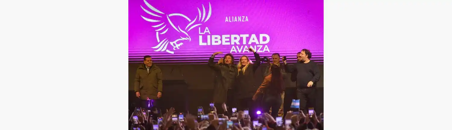MIlei cerró la campaña en Moreno, con Montenegro sobre el escenario.