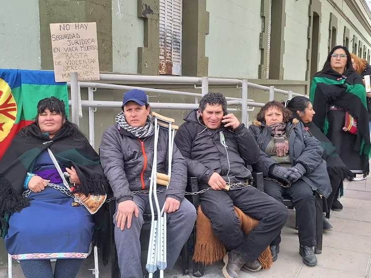 Mapuches de Neuquén se encadenaron frente a la gobernación