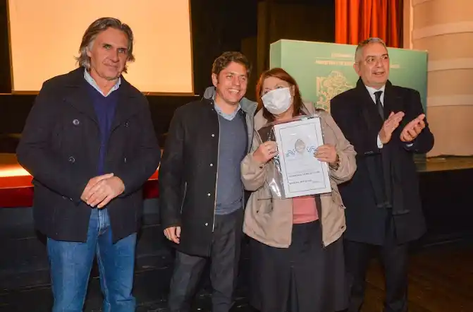 Kicillof en Coronel Dorrego: Entregó 141 escrituras gratuitas y recorrió obras de ampliación en el Hospital Municipal