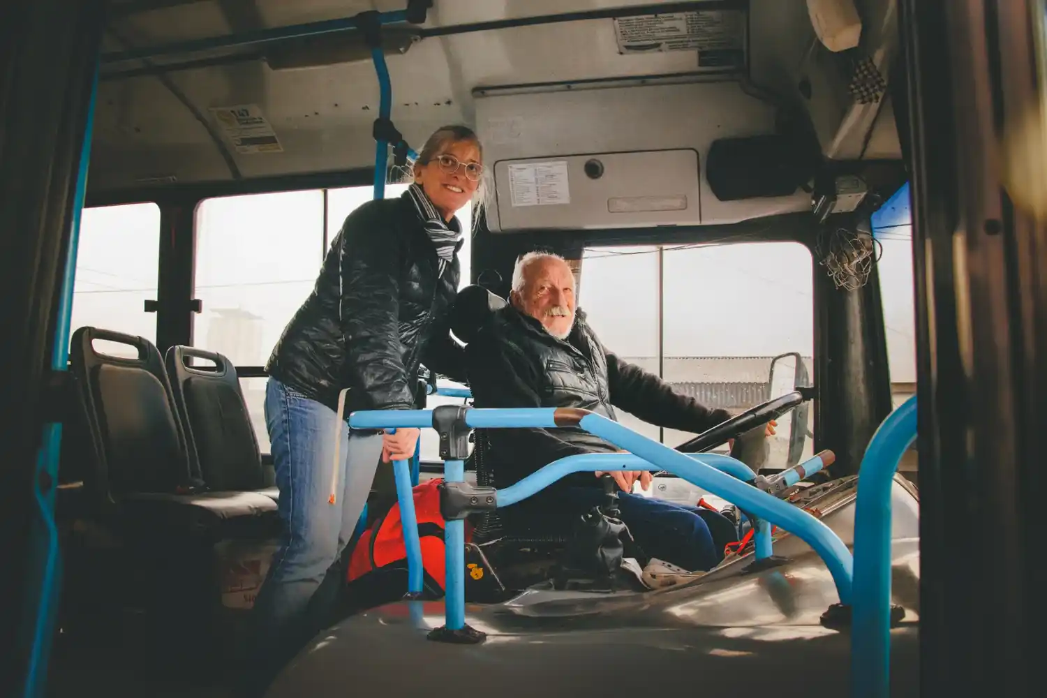 Patricia y su padre Eduardo, dos de los protagonistas de la empresa de transporte