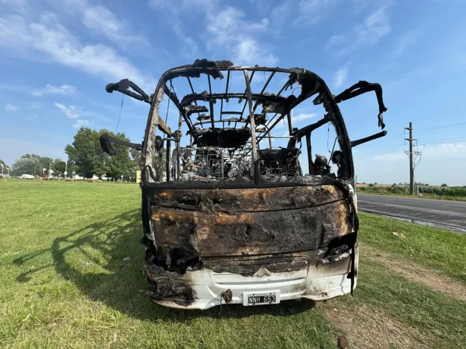 Así quedó el colectivo consumido por el fuego