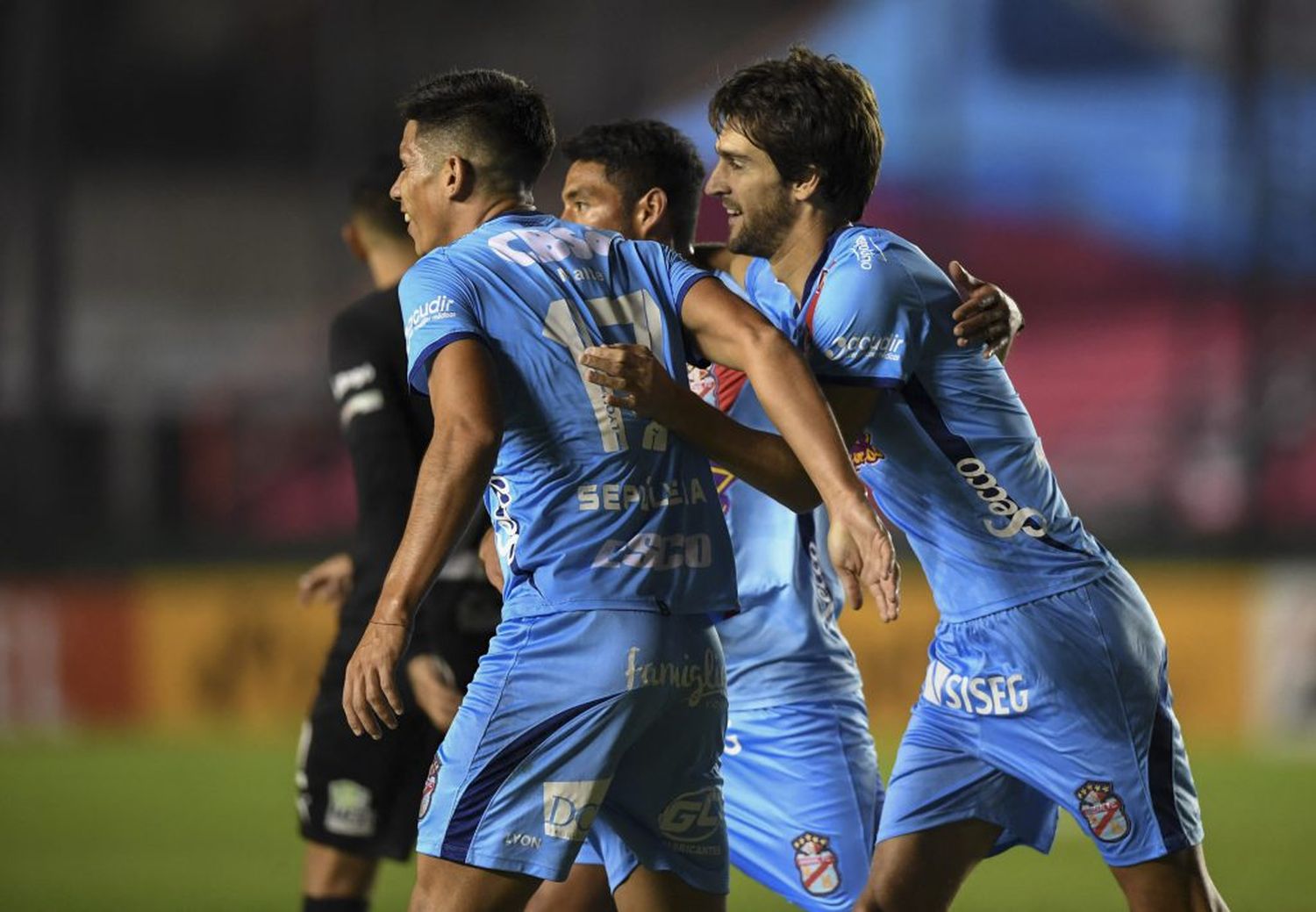 Arsenal hizo su parte, recibió ayuda y se metió en octavos