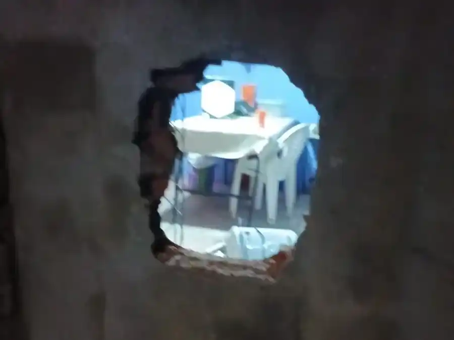 Hueco que hicieron delincuentes en la florería frente al cementerio Municipal