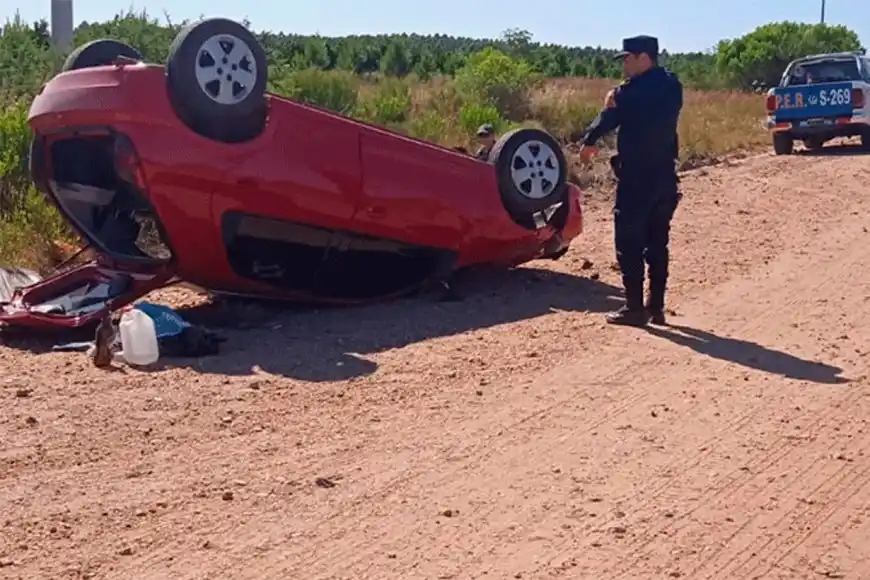 Dos jóvenes resultaron lesionadas tras volcar con su auto: la conductora estaba alcoholizada