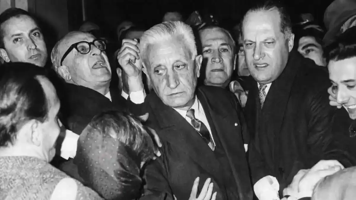 El presidente Arturo Illia es desalojado de la Casa de Gobierno