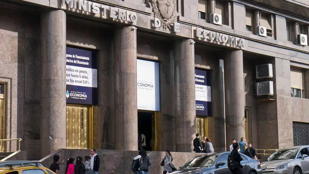 Economía logró bajar tasas, estirar los plazos y reducir montos en el canje de deuda