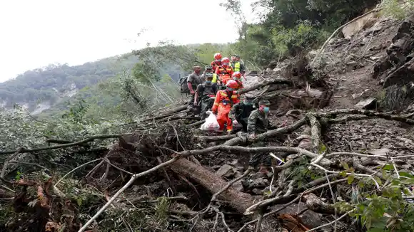 MÁS DE 21 MIL PERSONAS ESTÁN EN ALBERGUES: sube a 74 el número de muertos por el terremoto en el suroeste de China
