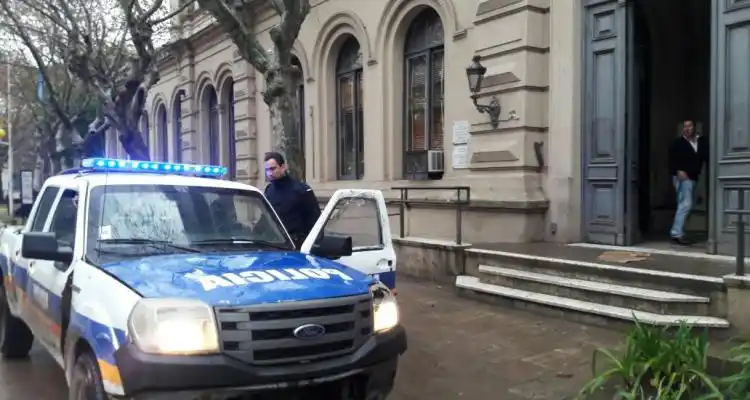 Aprehendieron a una mujer por “disturbios” cuando reclamaba junto a otros el pago de “decretos” municipales