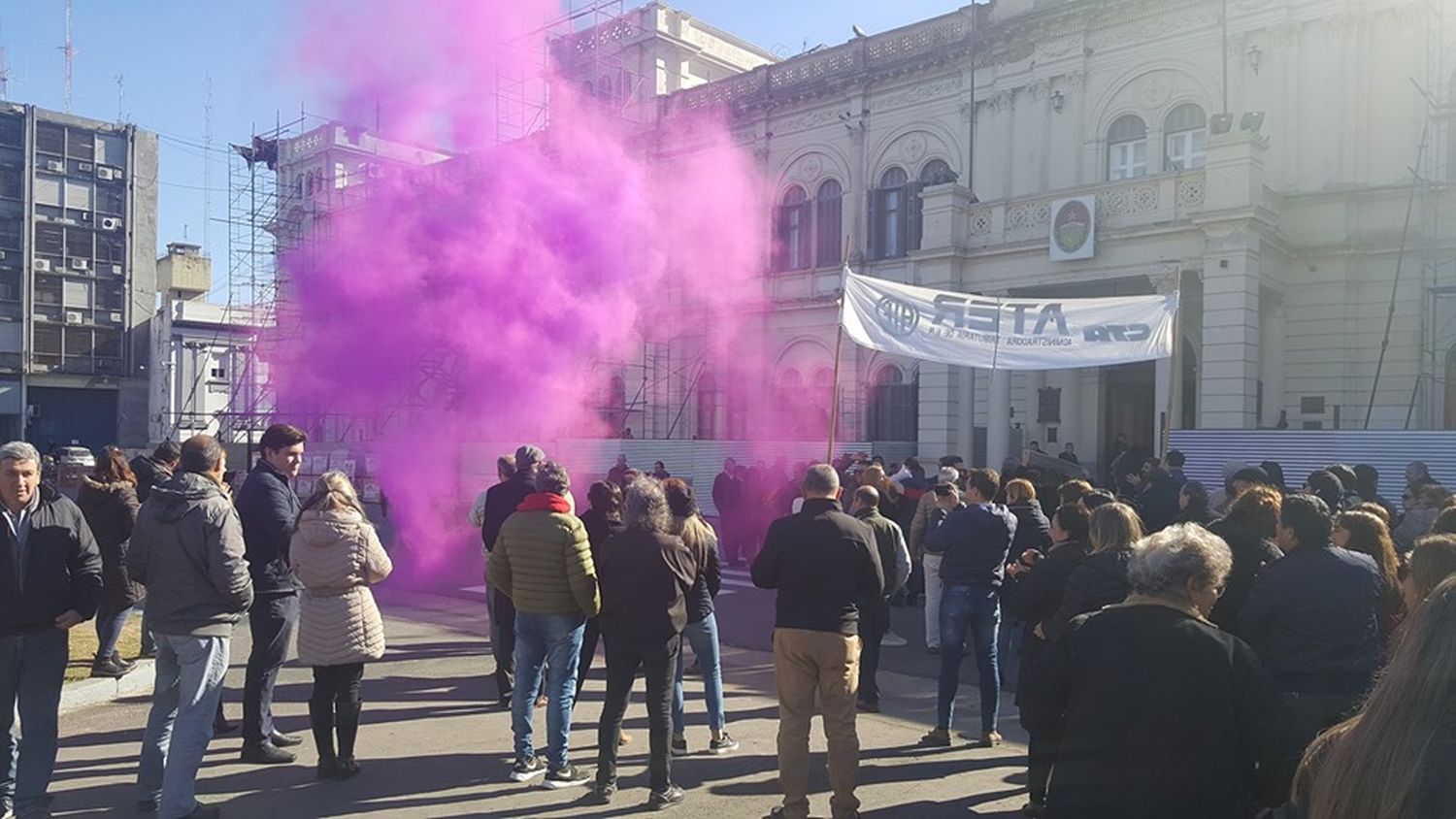 Trabajadores de ATER se movilizaron a la Casa de Gobierno por los adicionales
