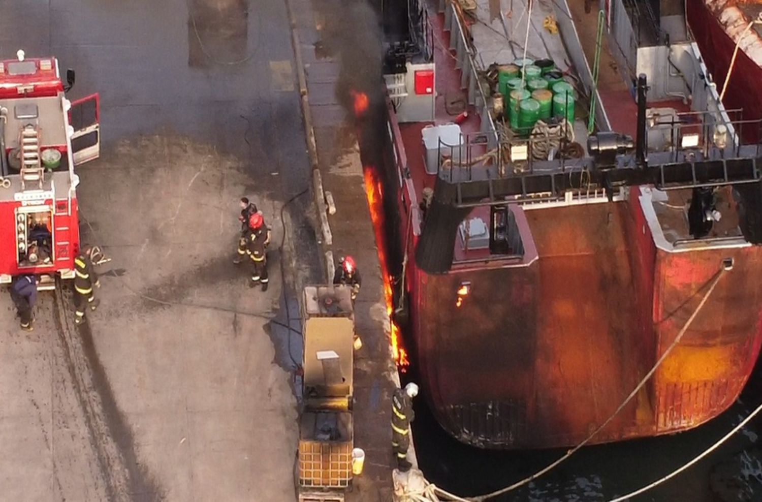 Tensión en el Puerto por el incendio de un buque pesquero