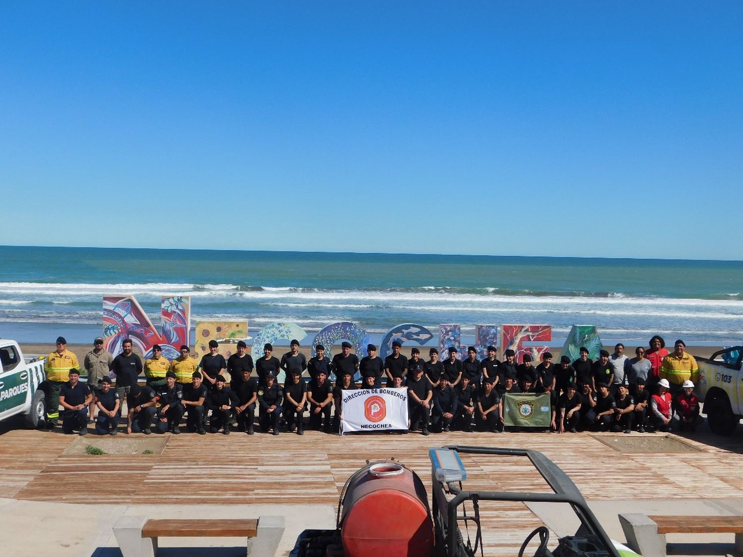 Se tomaron una foto en el cartel de Necochea