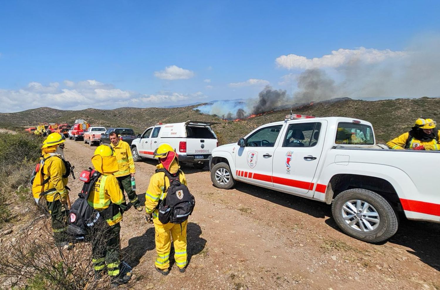 Los bomberos en la previa a combatir el incendio en una de las sierras cordobesas.