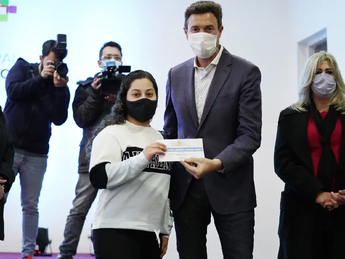 García Aresca recordó sus épocas  de “delivery” al entregar los Cresol