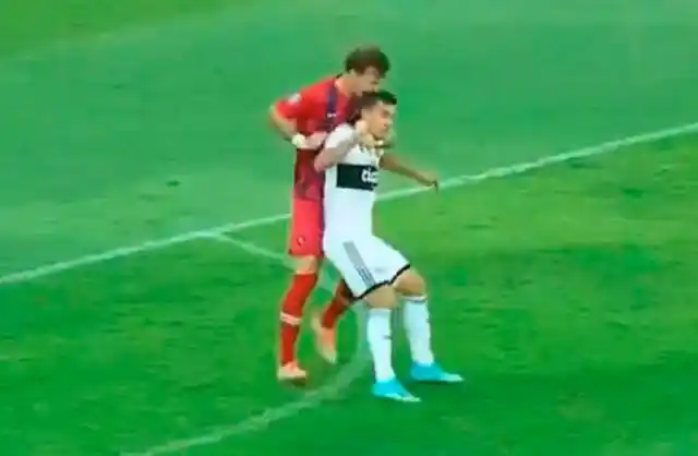 Fernando Amorebieta le mordió la cabeza a un rival en Olimpia - Cerro Porteño