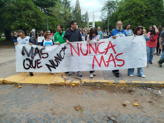 Una multitud de tandilenses marcharon en el Día de la Memoria y pidieron “Más que nunca Nunca más”